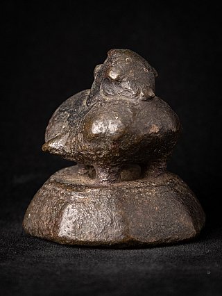 Bronze-Opiumgewicht aus Burma, Dreiviertelansicht mit Kopf nach links und breitem Fuß