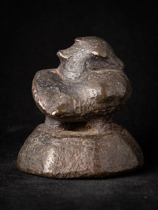 Antikes Opiumgewicht aus Bronze, Seitenansicht mit rundem Rücken und Sockel