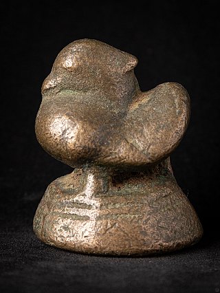Antiek bronzen opiumgewicht uit Birma (Myanmar), vogelvorm op sokkel, driekwartaanzicht