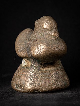 Bronzen opiumgewicht uit Birma, schuine aanzicht met kop en borst op sokkel
