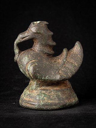 Antiek bronzen opiumgewicht uit Birma (Myanmar), 19e eeuw, schuin aanzicht met gebogen vorm op ronde voet