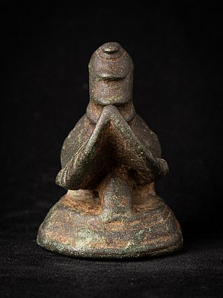 Bronzen opiumgewicht uit Birma (Myanmar) op ronde voet, vooraanzicht met centrale opstaande vorm