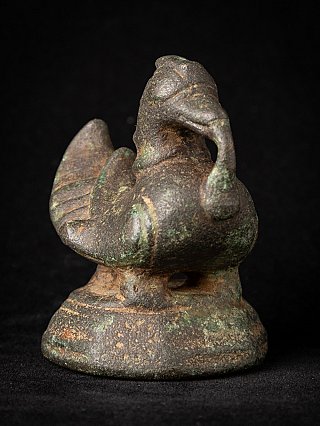 Bronzen opiumgewicht uit Birma (Myanmar), schuin achteraanzicht met boogvormige uitstulping en patina