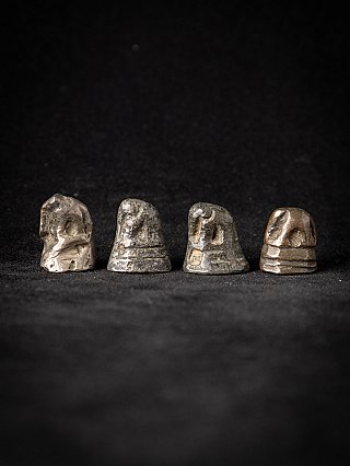 Satz aus vier antiken Opiumgewichten aus Bronze aus Burma, Vorderansicht auf schwarzem Grund