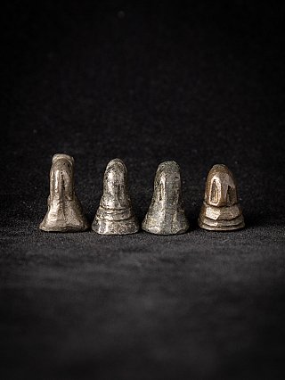 Vier Opiumgewichte aus Bronze aus Myanmar, Rückansicht mit glatten Rücken und Sockeln