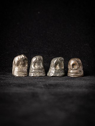 Antike Opiumgewichte aus Bronze, niedrige Frontalansicht mit sichtbaren Gebrauchsspuren