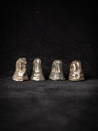 Satz aus vier bronzenen Opiumgewichten, schräge Seitenansicht mit unterschiedlichen Silhouetten