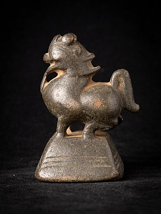 Antiek bronzen opiumgewicht uit Birma, dierfiguur op trapeziumvormige voet in zijaanzicht