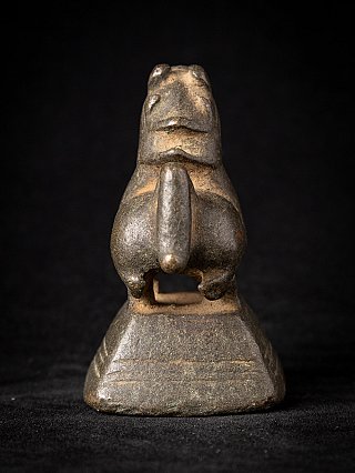 Bronzen opiumgewicht uit Myanmar, dierfiguur recht van voren met staart naar voren