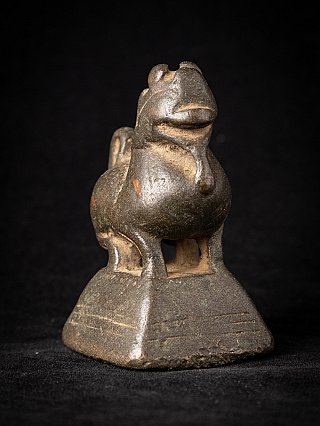 Bronzen opiumgewicht uit Birma, driekwartaanzicht met kop en voorpoten op de sokkel