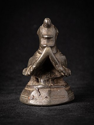 Bronzen opiumgewicht uit Burma (Myanmar), vooraanzicht met symmetrisch gevouwen vleugels