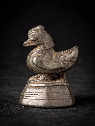 Bronze-Opiumgewicht aus Burma (Myanmar), vogelförmige Form auf Stufensockel in Seitenansicht