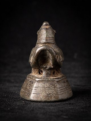 Antikes Bronze-Opiumgewicht aus Burma, Rückansicht mit Schwanz und Stufensockel
