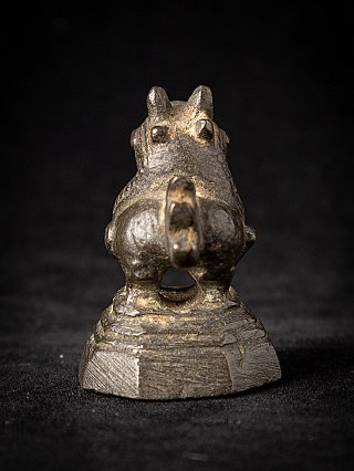 Opiumgewicht aus Myanmar in Bronze, Rückansicht mit eingerolltem Schwanz auf dem Sockel