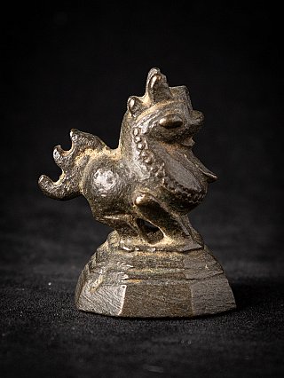 Bronze-Opiumgewicht aus Burma, Seitenansicht mit Mähne und Schwanz auf Sockel