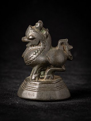 Bronze-Opiumgewicht aus Burma (Myanmar), Tierfigur auf Sockel in linker Seitenansicht