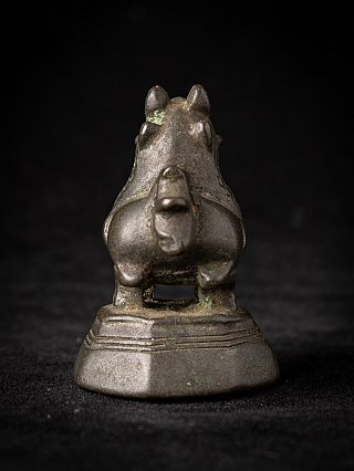 Birmanisches Bronze-Opiumgewicht, Rückansicht mit Schwanz und Sockel