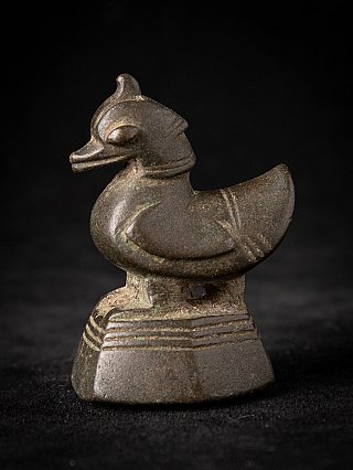 Bronzen opiumgewicht uit Birma (Myanmar), vogelvorm in zijaanzicht met getrapte sokkel