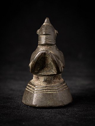 Antiek bronzen opiumgewicht uit Birma, achteraanzicht met staart en sokkelranden