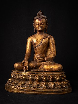 Nepalesische Buddha-Statue aus Bronze, sitzend auf Lotussockel, Frontansicht mit Varada-Mudra