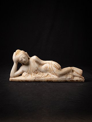 Liegende Buddha-Statue aus Marmor aus Burma (Myanmar), Seitenansicht vor schwarzem Hintergrund