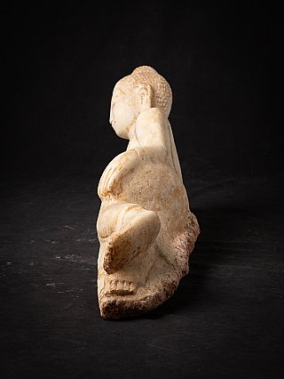 Liegende Buddha-Statue aus Marmor, schräger Blick vom Fußende mit Kopfprofil