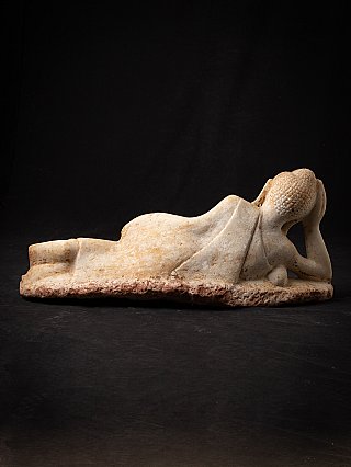 Liegende Buddha-Statue aus Marmor, Rückansicht mit Rücken und Arm als Kopfstütze