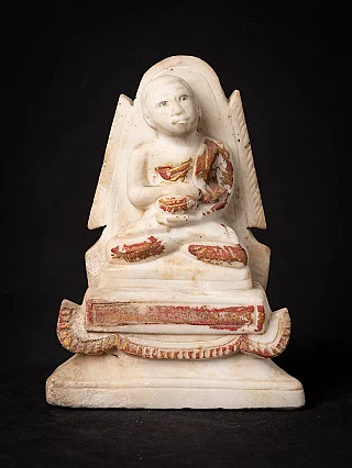 Marmor-Mönchsstatue aus Burma (Myanmar), sitzend mit rot-goldenen Farbresten, Frontalansicht