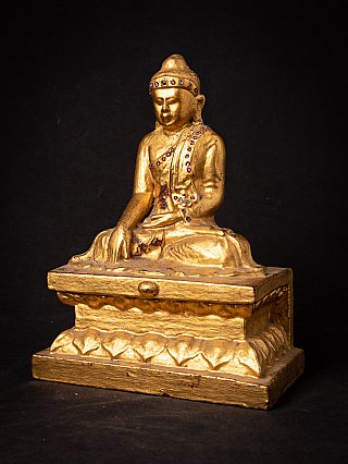 Holz-Buddha-Statue aus Burma (Myanmar), Dreiviertelansicht mit sichtbarer Sockelseite