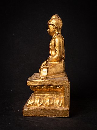 Burmesische Buddha-Statue aus Holz, linke Seitenansicht im Profil mit Sockelrand
