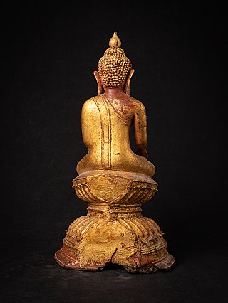 Rückansicht der burmesischen Bronze-Buddha-Statue (Ava-Zeit) mit Abnutzung am Sockel