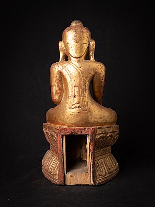 Rückansicht der vergoldeten hölzernen Shan-Buddha-Statue; Öffnung im Sockel sichtbar
