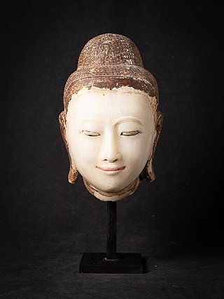 Birmese marmeren Boeddhakop (Mandalay-periode) op zwarte sokkel, vooraanzicht