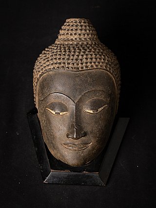 Thaise bronzen Boeddhakop op zwarte standaard, vooraanzicht met ingetogen glimlach