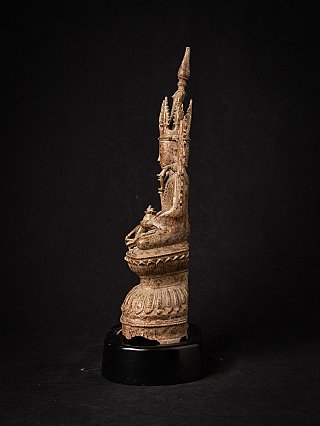 Gekrönte Buddha-Statue aus Bronze aus Burma, sitzend auf hohem Sockel, linke Seitenansicht