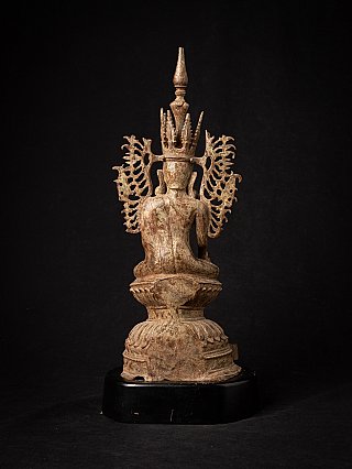 Rückansicht der gekrönten Ava-Buddha-Statue aus Bronze mit durchbrochenem Rückenornament