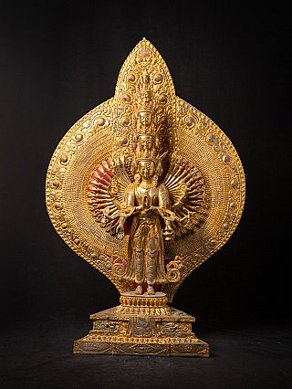 Bronzenes Avalokiteshvara-Standbild aus China mit Namaskara-Mudra und großem Aureol, Frontalansicht