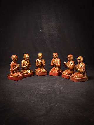 Sechs antike Holz-Mönchsfiguren aus Burma (Myanmar), sitzend mit gefalteten Händen, gruppiert