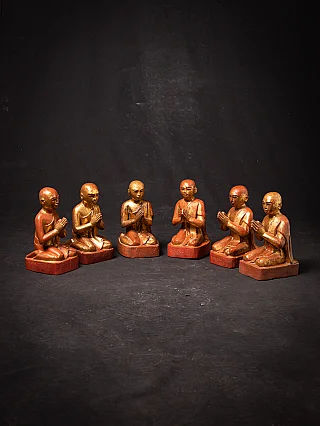 Sechs antike Holz-Mönchsfiguren aus Burma (Myanmar), sitzend mit gefalteten Händen, gruppiert