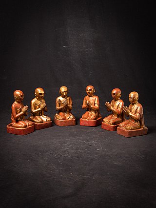 Set aus sechs Holz-Mönchsfiguren der Mandalay-Periode aus Myanmar, sitzend in Namaskara-Mudra
