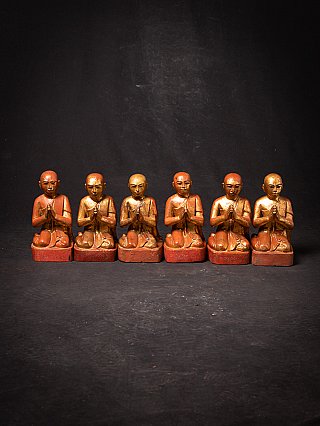 Sechs Holz-Mönchsfiguren aus Burma in einer Reihe, Frontalansicht mit Gebetshänden