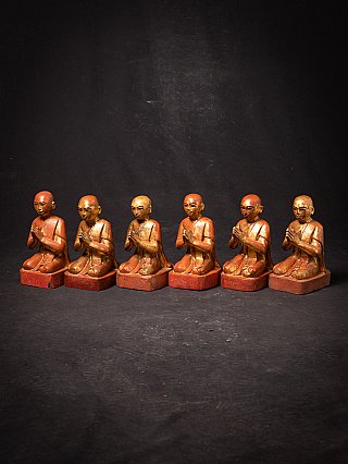 Holz-Mönchsfiguren aus Myanmar in Dreiviertelansicht, sitzend mit gefalteten Händen auf Sockeln
