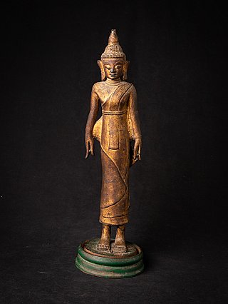 Staand Shan Boeddhabeeld in brons uit Burma, 18e eeuw, vooraanzicht op groene sokkel