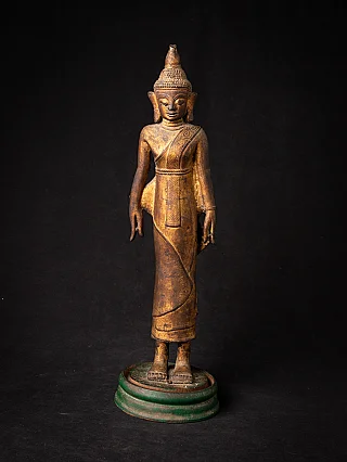 Staand Shan Boeddhabeeld in brons uit Burma, 18e eeuw, vooraanzicht op groene sokkel