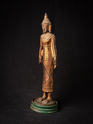 Shan Boeddhabeeld in brons uit Myanmar, 18e eeuw, driekwartaanzicht links op ronde sokkel