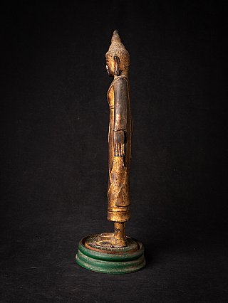 Staande bronzen Boeddha uit Burma (Shan-stijl), zijaanzicht links met puntige ushnisha