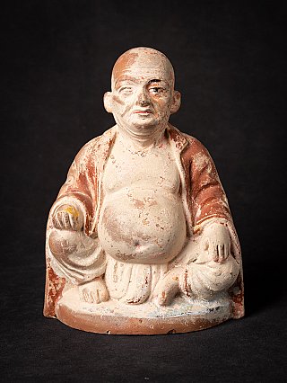 Zittend Happy Buddha-beeld uit India, vooraanzicht met buik en gewaad in wit en roodbruin