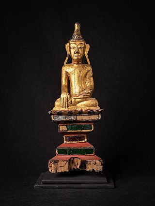 Hölzerne Shan-Buddha-Statue aus Burma (Myanmar), Bhumisparsha-Mudra, Frontalansicht auf Sockel