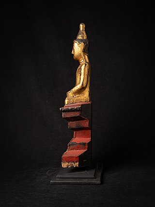 Antike hölzerne Buddha-Statue aus Burma, Seitenansicht mit gestuftem rot gefasstem Sockel