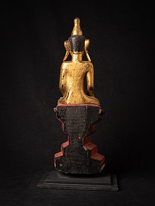 Shan-Buddha-Statue aus Myanmar, Rückansicht mit dunkler Rückseite und Inschrift am Sockel